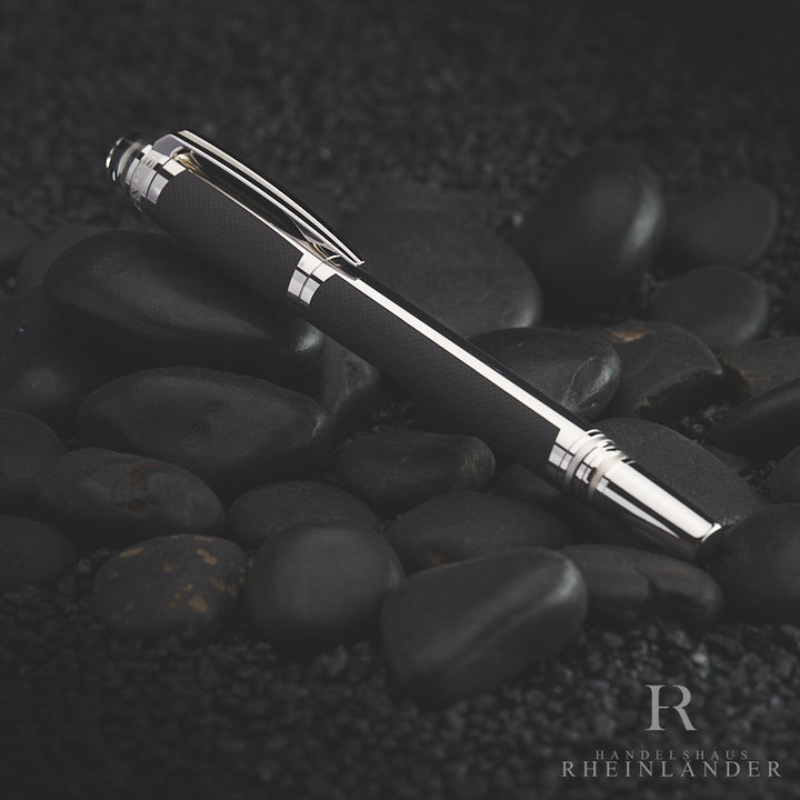 dunkelgrauer Montblanc Spirit of the racing Rollerball auf schwarzem Kieseln