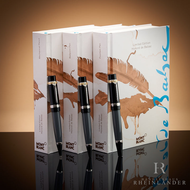 Set aus drei Schreibgeräten, frontal an den drei Rücken der aufgestellten Editions-Buchboxen angelehnt fotografiert
