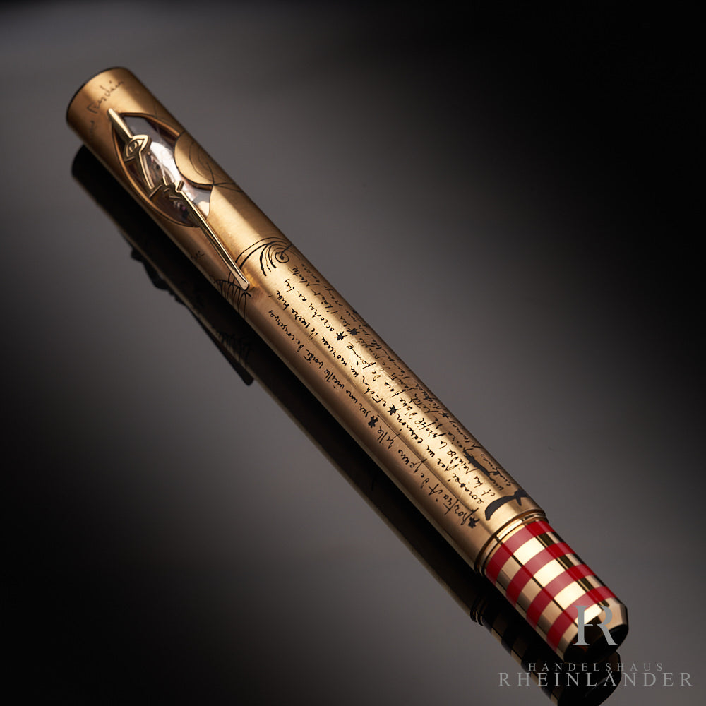 Goldener Füllfederhalter geschlossen mit Gravuren von Picassos Notizen auf dem Korpus und roten Streifen am unteren Ende