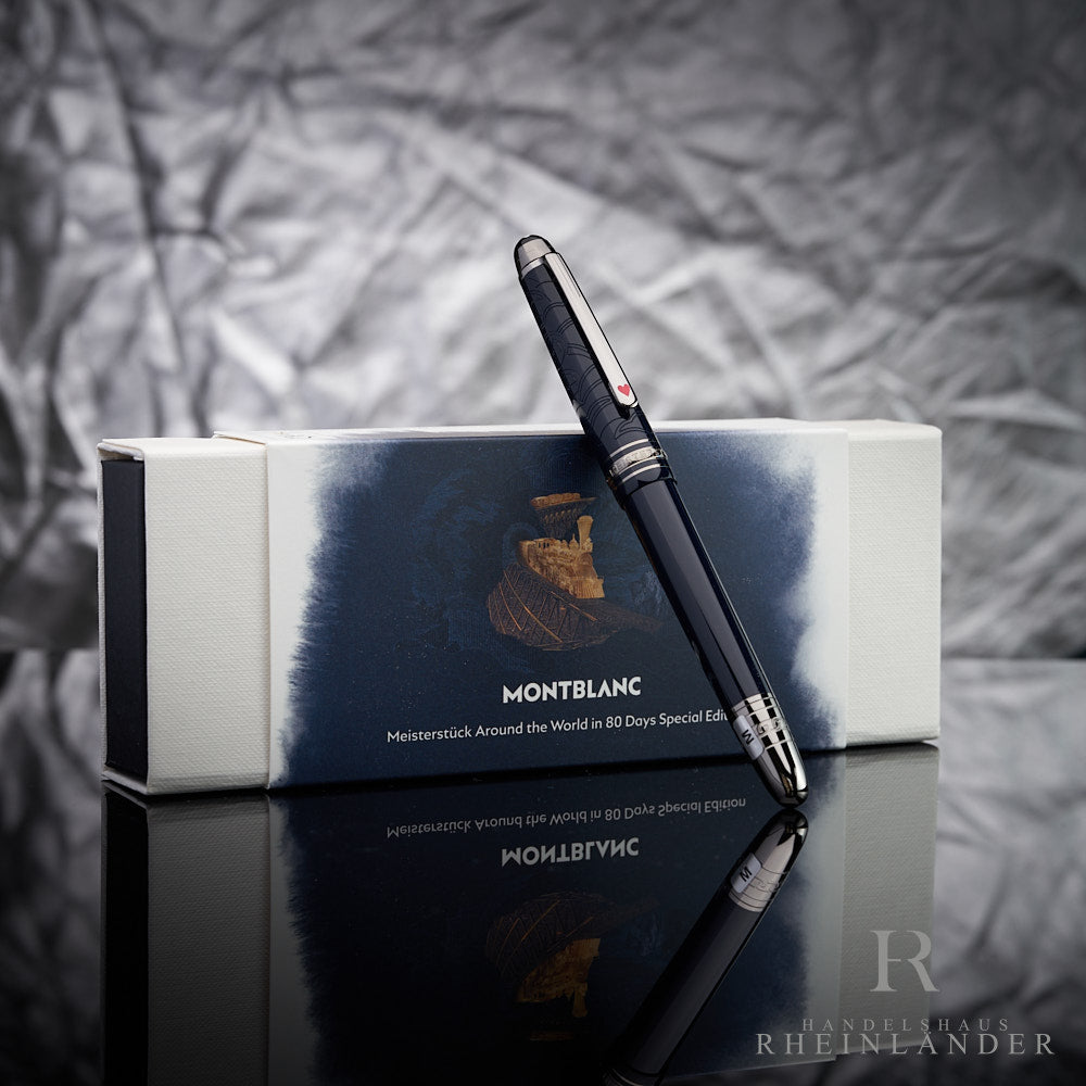 Dunkelblauer Füller von Montblanc lehnt an Originalverpackung vor grauem Hintergrund