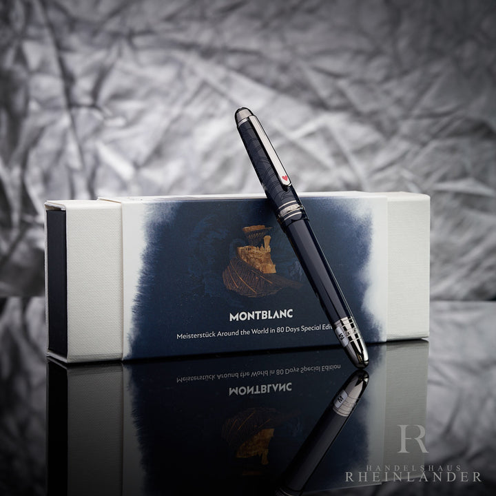 Dunkelblauer Füller von Montblanc lehnt an Originalverpackung vor grauem Hintergrund