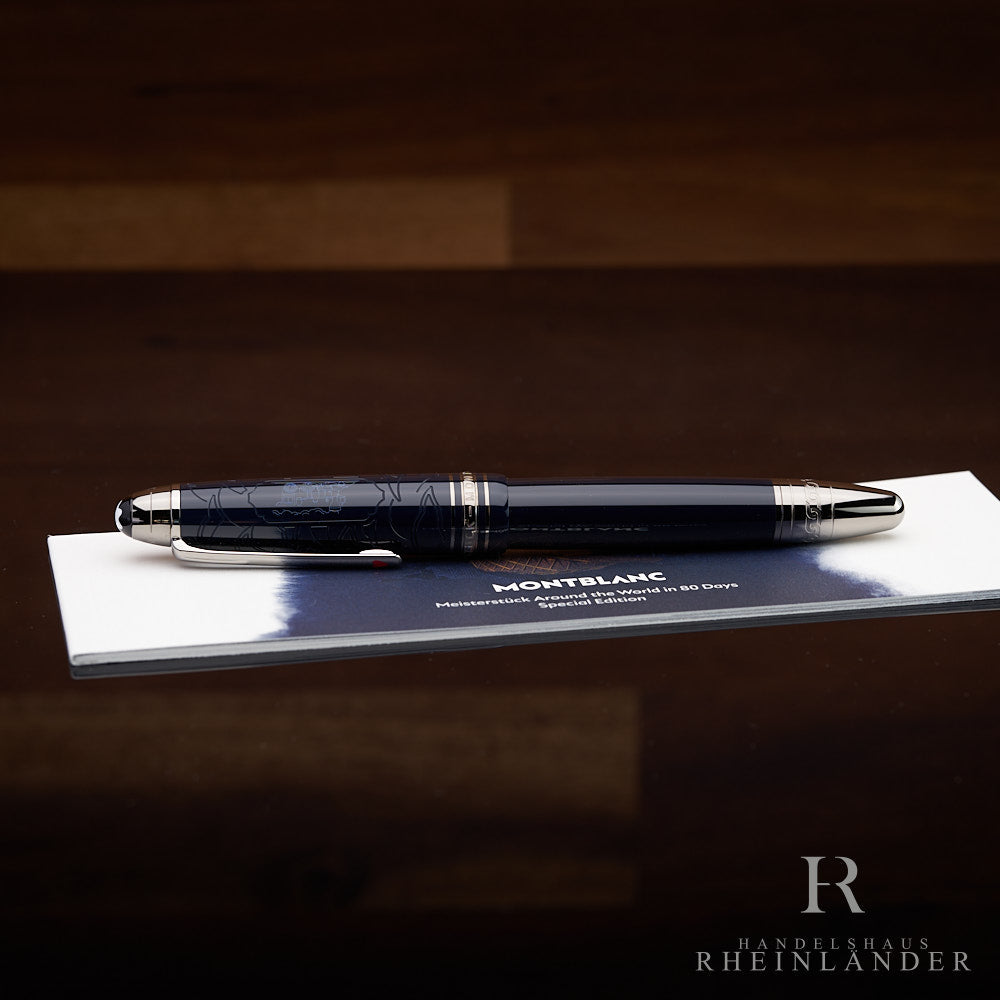 Dunkelblauer Rollerball von Montblanc mit silbernen Beschlägen, zusammen mit Serviceheft auf Holztisch liegend fotografiert