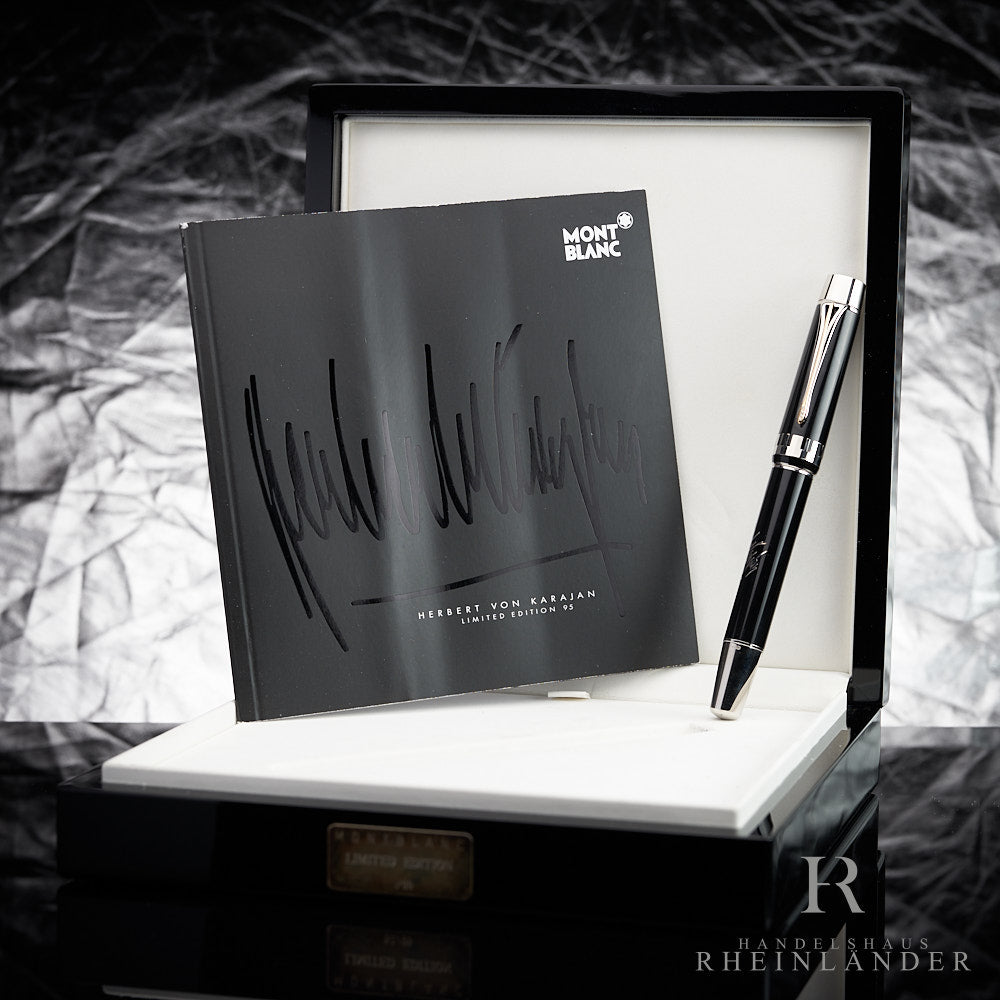 Schwarzer Füller zusammen mit Editionsheft in Originalbox aufgestellt vor silbergrauem Hintergrund fotografiert