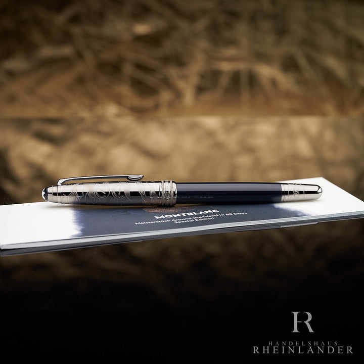 Dunkelblauer Rollerball von Montblanc mit silberner Kappe in aufwendigem Design vor hellbraunem Hintergrund