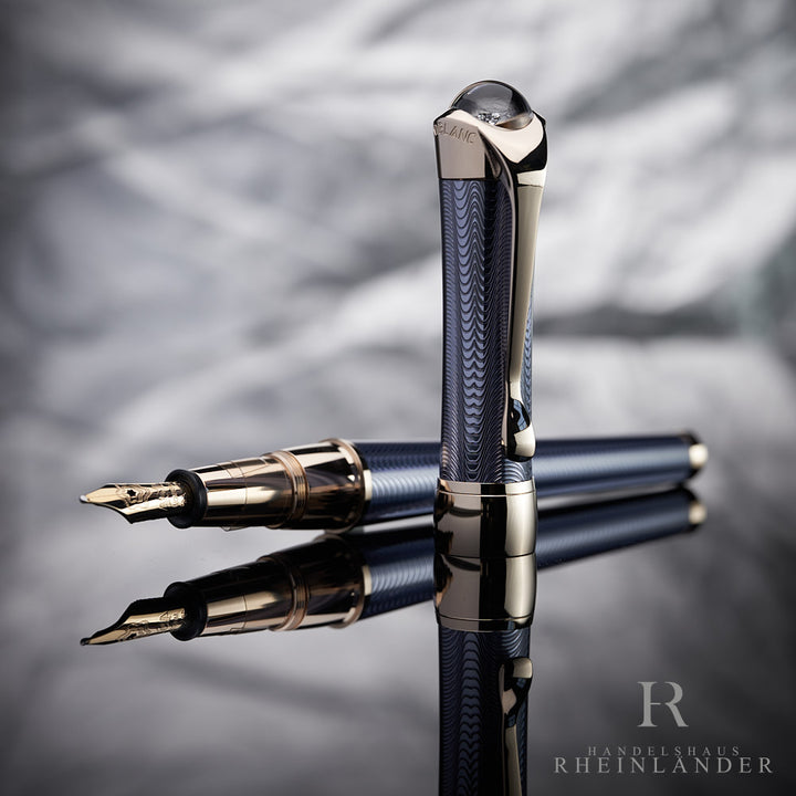 Füller von Montblanc mit blau grauem Wellenmuster vor grauem Hintergrund