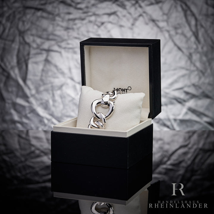 Silbernes Gliederkettenarmband von Montblanc in eleganter Geschenkbox vor silbernem Hintergrund fotografiert
