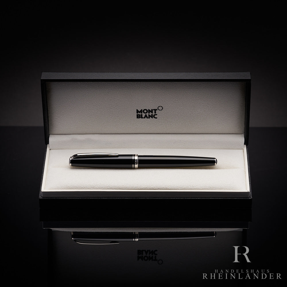 Schwarzer Füller von Montblanc in geöffneter Geschenkbox liegend vor schwarzem Hintergrund