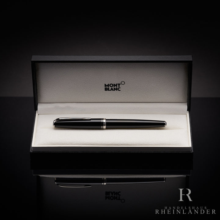 Schwarzer Füller von Montblanc in geöffneter Geschenkbox liegend vor schwarzem Hintergrund
