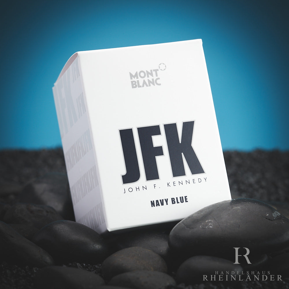 Montblanc JFK Tintenfass in weißem Umkarton vor blauem Hintergrund