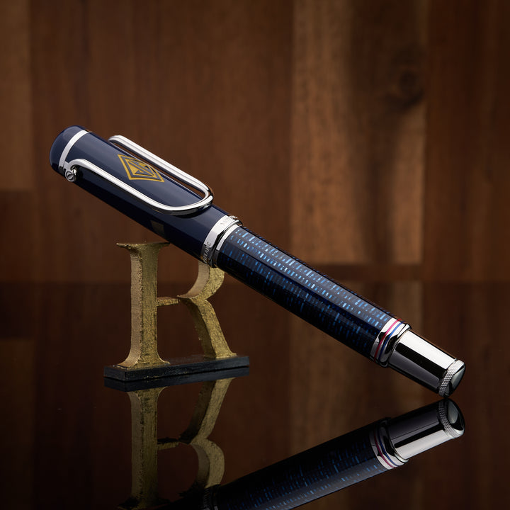 blauer Montblanc Gatsby Rollerball vor Holzwand