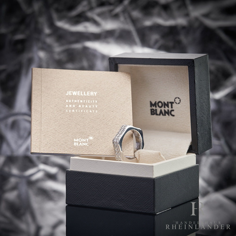 Eckiger weißgoldener Ring mit Diamantenbesatz mit Zertifikat in Originalbox vor grauem Hintergrund