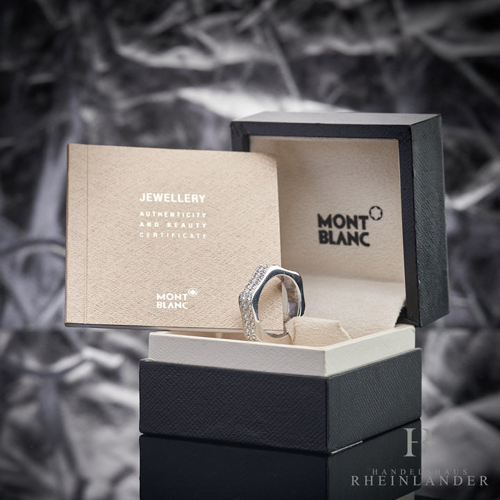 Eckiger weißgoldener Ring mit Diamantenbesatz mit Zertifikat in Originalbox vor grauem Hintergrund