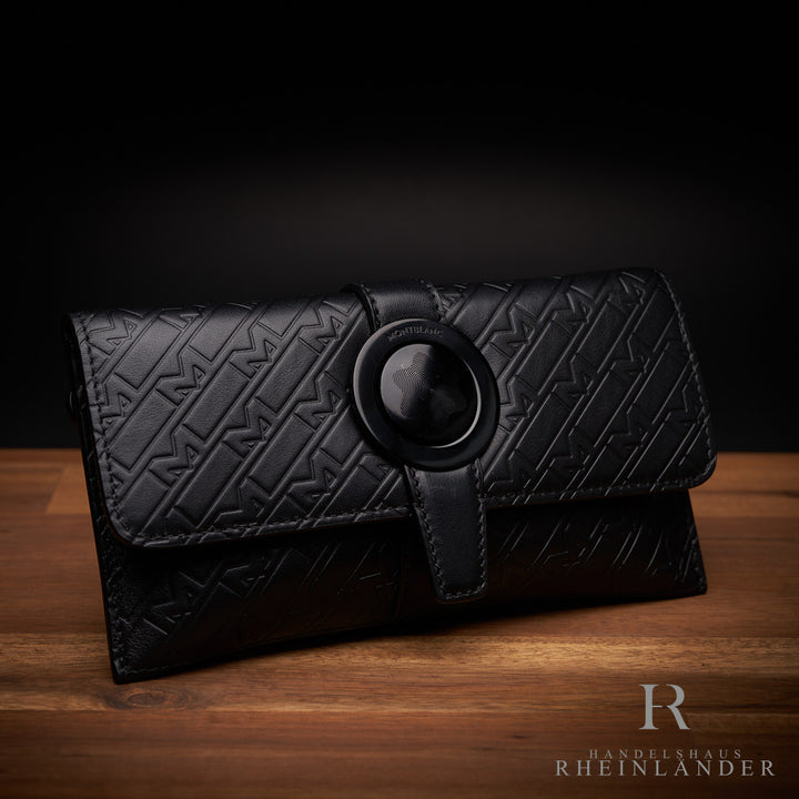 schwarze Montblanc Clutch aus Leder auf Holztisch
