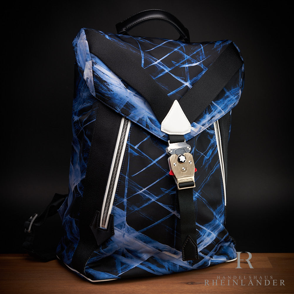 schwarz blau gemusterter Montblanc Rucksack auf Holztisch