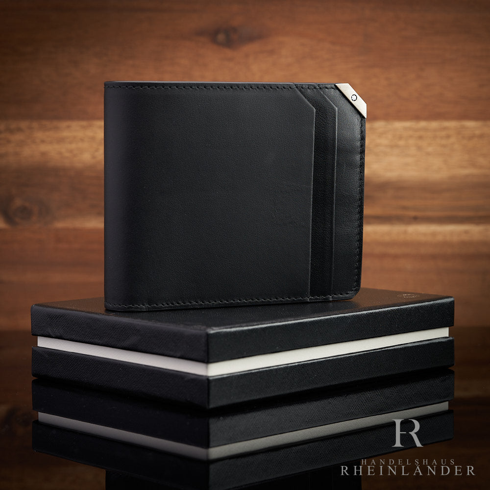 schwarzes Montblanc Portemonnaie mit silberner Ecke vor Holzwand