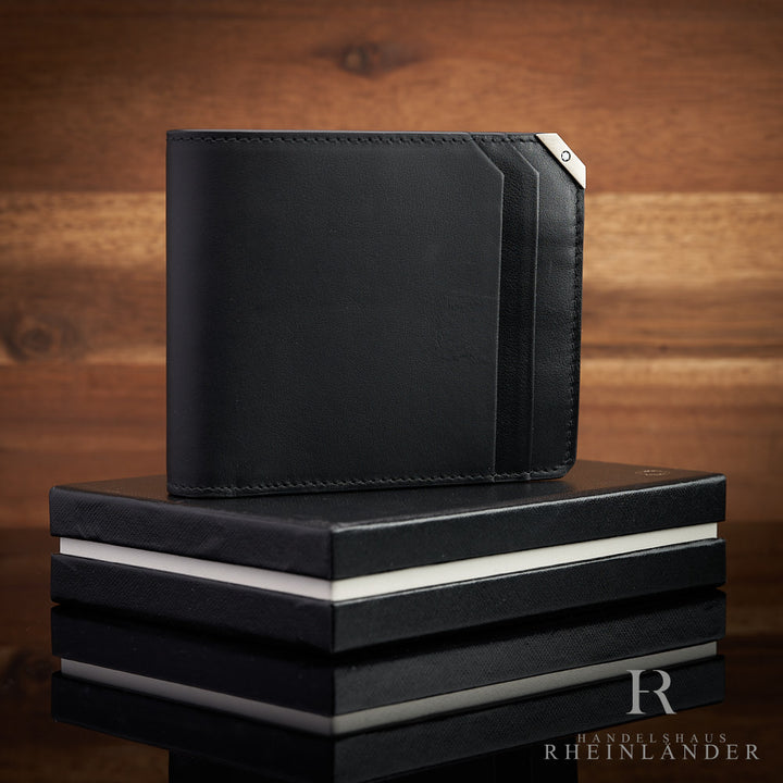 schwarzes Montblanc Portemonnaie mit silberner Ecke vor Holzwand