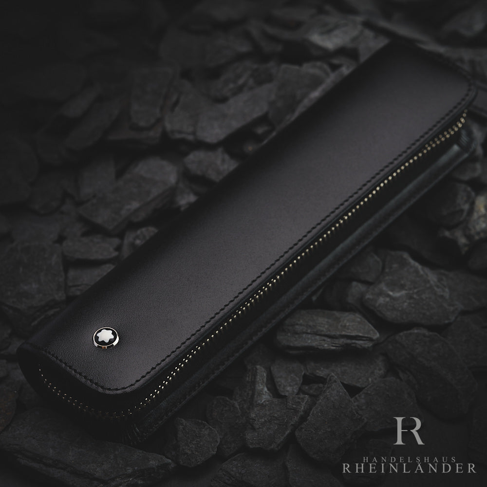 Schwarzes Lederetui von Montblanc mit silbernem Reissverschluss von oben fotografiert