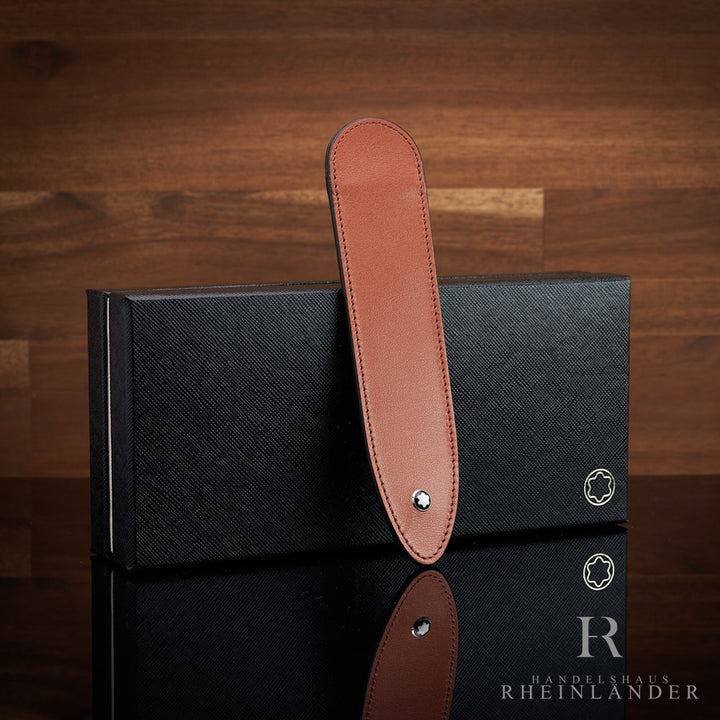 Leder Pen Sleeve von Montblanc in orange vor Holzwand