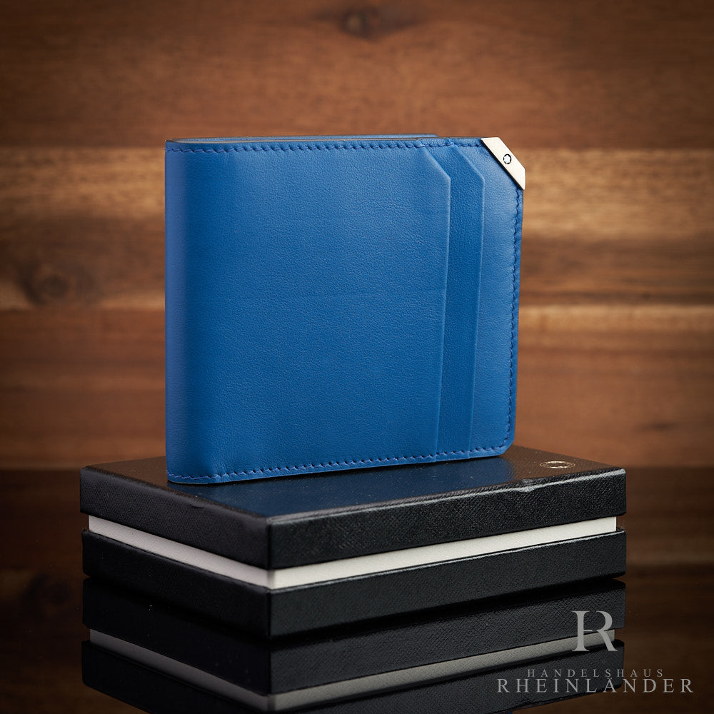 blaues Montblanc Lederportemonnaie vor Holzwand