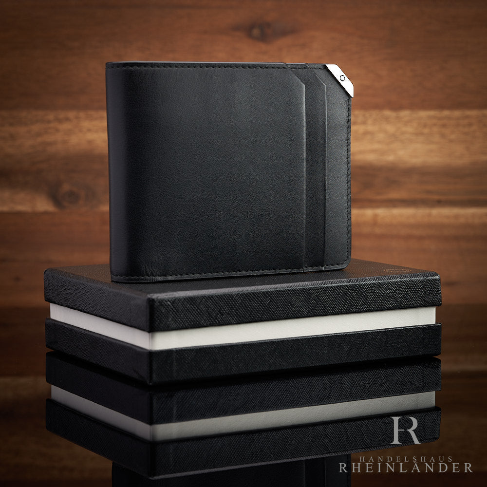 schwarzes Leder-Wallet von Montblanc vor Holzwand