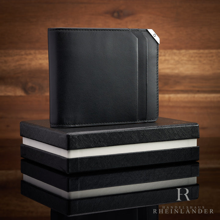 schwarzes Leder-Wallet von Montblanc vor Holzwand
