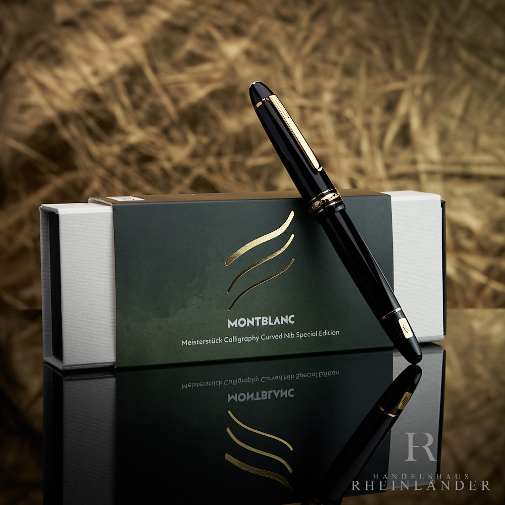 Schwarzer Kalligraphie-Füllfederhalter von Montblanc mit goldenen Beschlägen an Originalverpackung lehnend