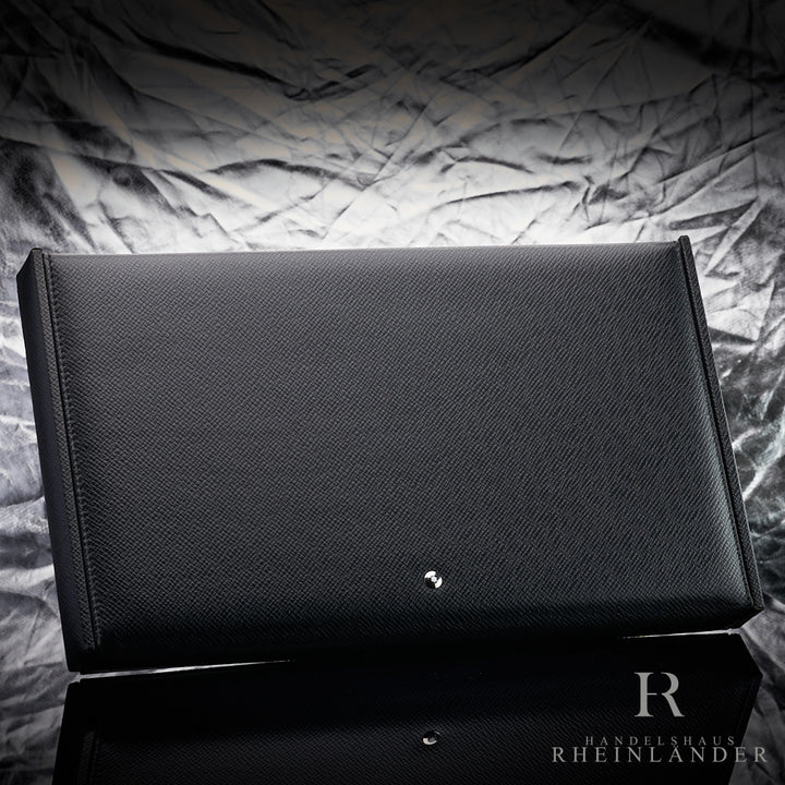 Schwarze Collectors Box aus Leder steht geschlossen vor silbernem Hintergrund in Knitteroptik