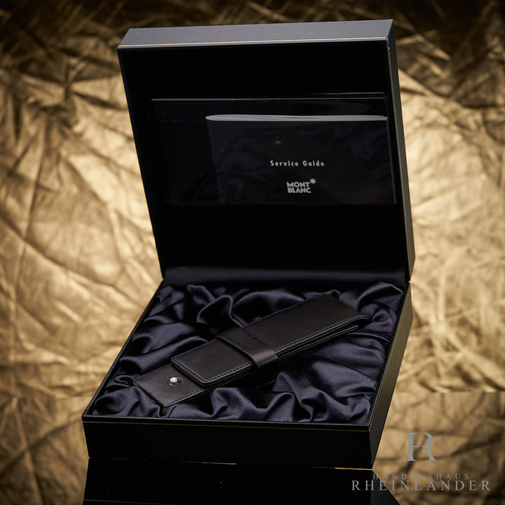 Schwarzes Lederetui von Montblanc mit Service Guide in geöffneter, schwarzer Box liegend