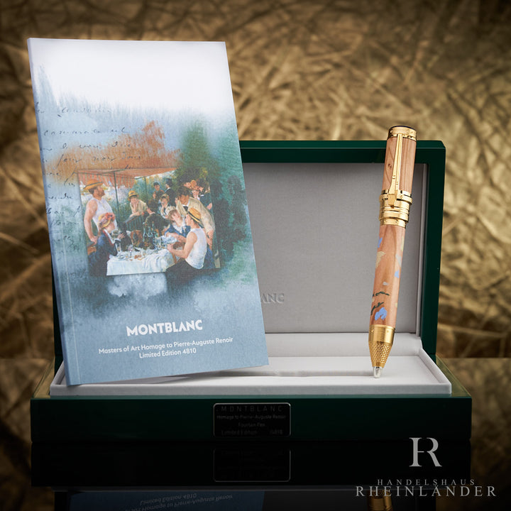 Edler Renoir Rollerball von Montblanc aus Olivenholz mit Service Guide in geöffneter, grüner Lackschatulle stehend fotografiert