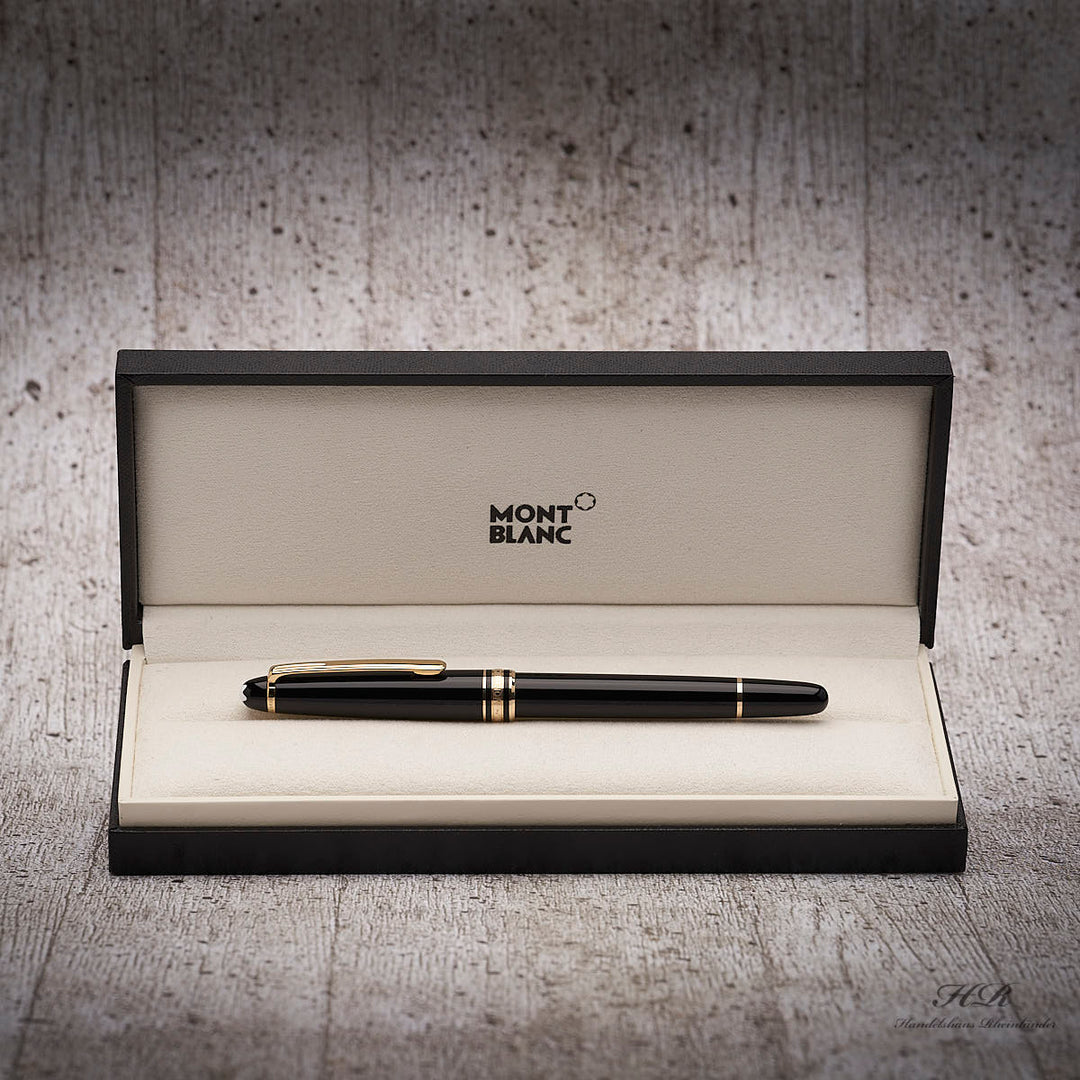 Schwarzer Rollerball mit goldenen Beschlägen liegt in geöffneter Originalbox