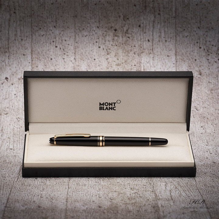 Schwarzer Rollerball mit goldenen Beschlägen liegt in geöffneter Originalbox