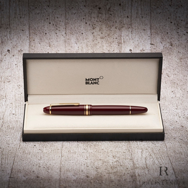 Bordeauxfarbener Rollerball mit goldenen Beschlägen  in geöffneter Montblanx Box liegend