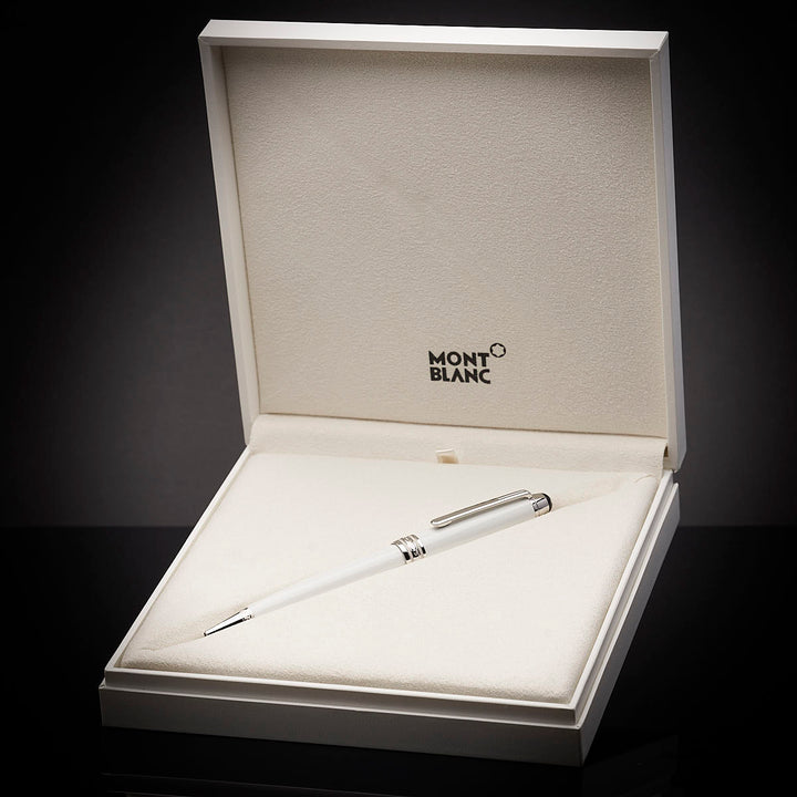 Weißer Kugelschreiber mit platinierten Beschlägen liegt in weißer Originalverpackung vor schwarzem Hintergrund