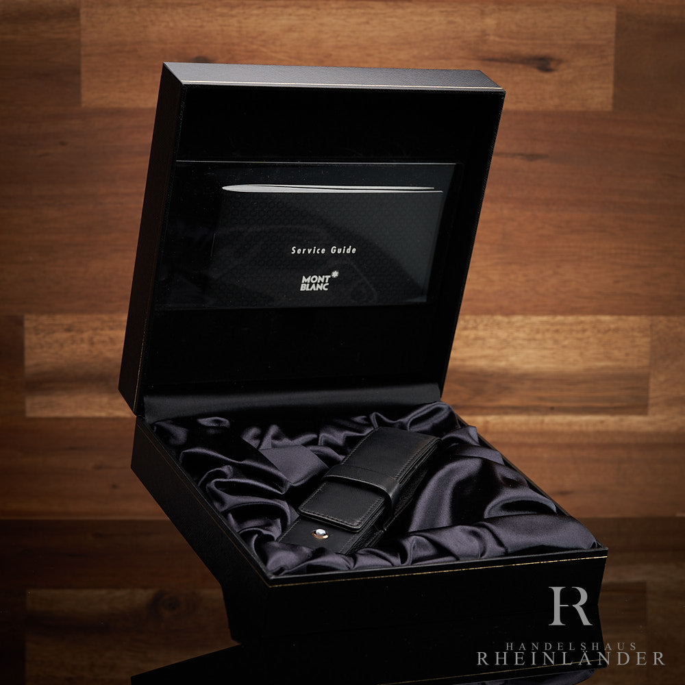 Schwarzes Stiftetui von Montblanc in geöffneter, edler, schwarzer Originalbox liegend vor Holzhintergrund fotografiert