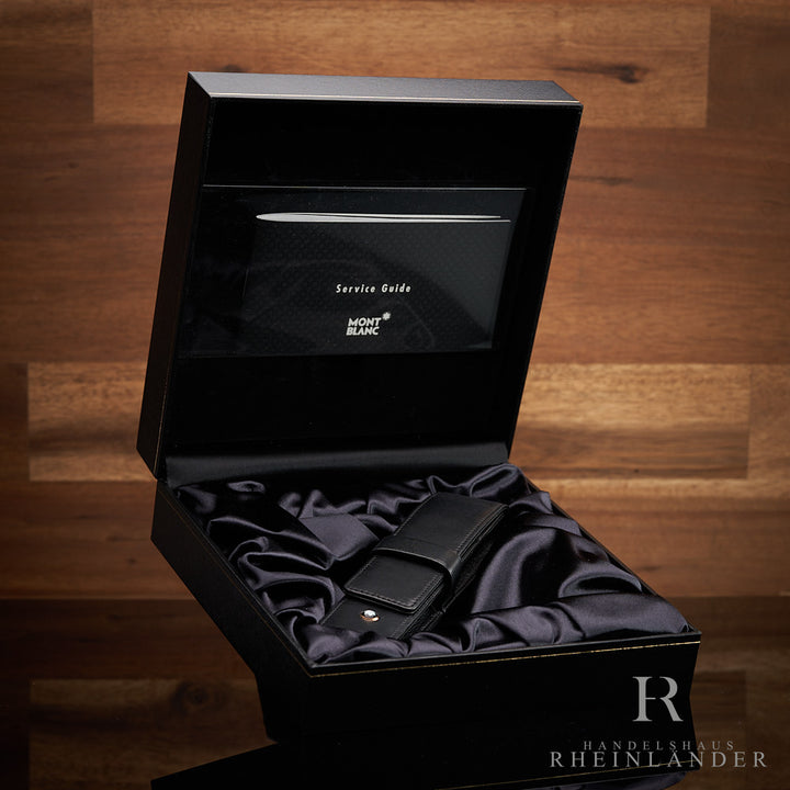 Schwarzes Stiftetui von Montblanc in geöffneter, edler, schwarzer Originalbox liegend vor Holzhintergrund fotografiert