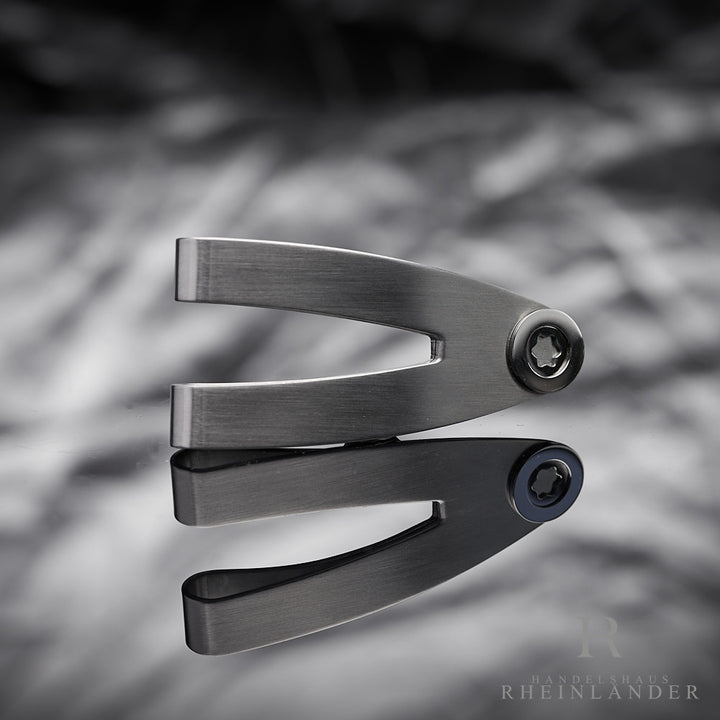 Metallene Geldklammer in gebürsteter Optik mit gestanztem Montblanc Logo auf spiegelndem, silbernem Hintergrund