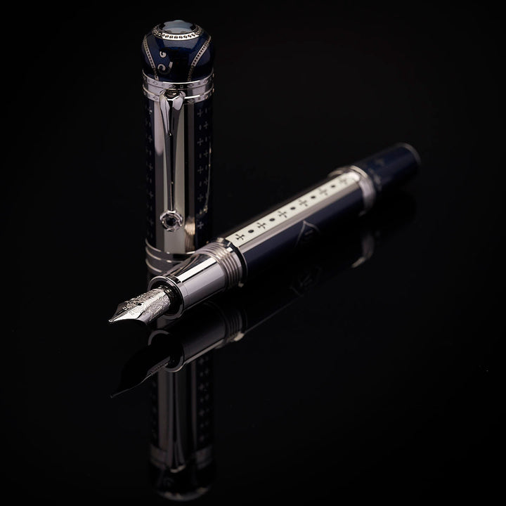Montblanc Joseph Füller schräg auf schwarzem Tisch mit danebenstehender Kappe