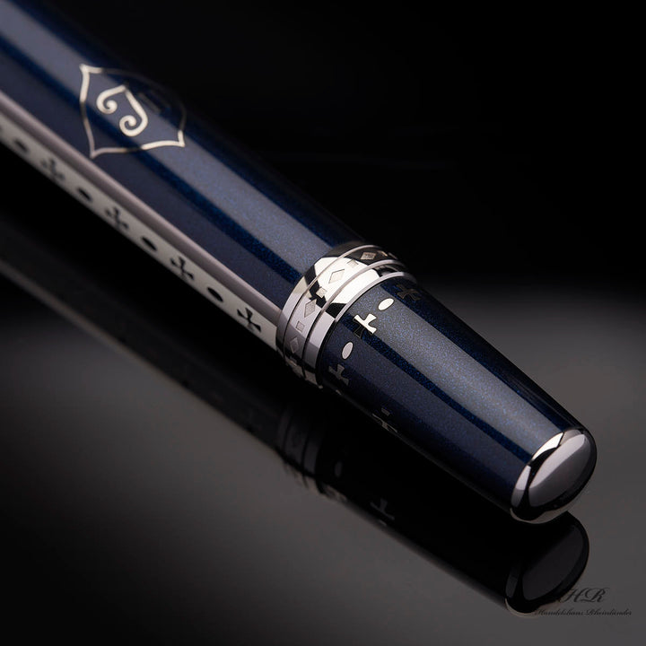 Detailaufnahme des Konus-Ende des Montblanc Joseph Füllers in blau und silber auf schwarzem Untergrund