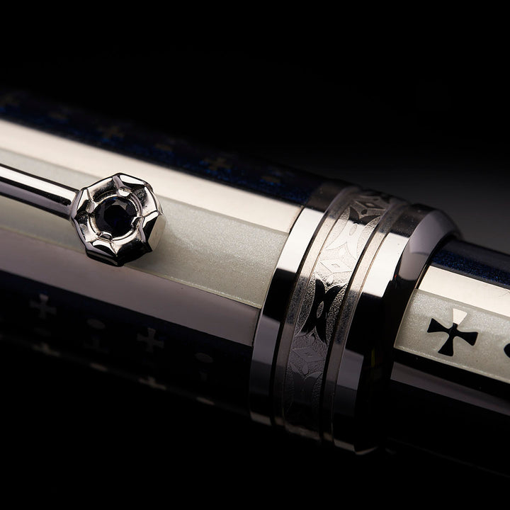 Detailaufnahme eines Edelsteins auf dem Clip des Montblanc Joseph II Füllfederhalters