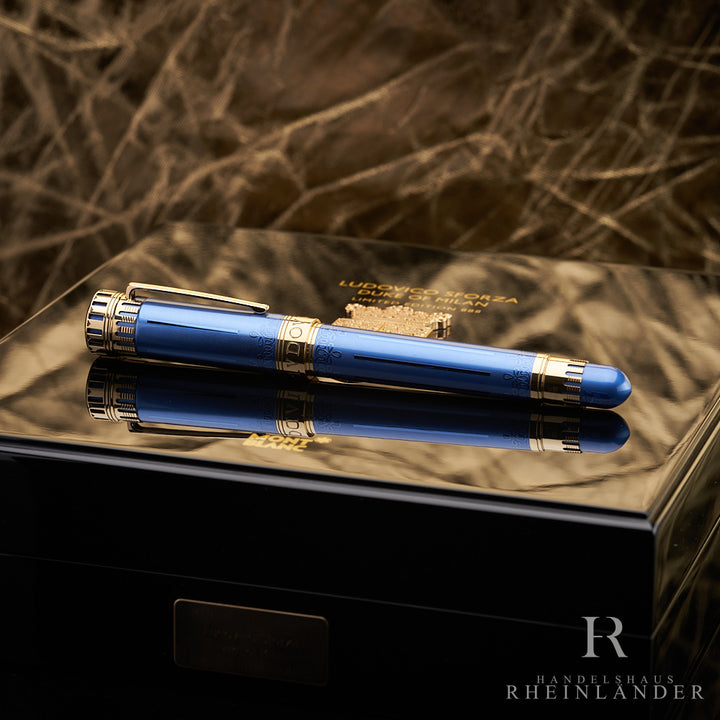 Blauer Füller von Montblanc mit goldenen Beschlägen liegend auf schwarzer Box vor marmoriertem Hintergrund