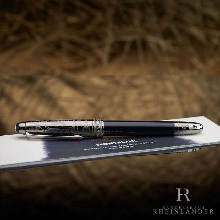 Dunkelblauer Füller von Montblanc mit silberner Kappe in aufwendigem Design vor beigem Hintergrund