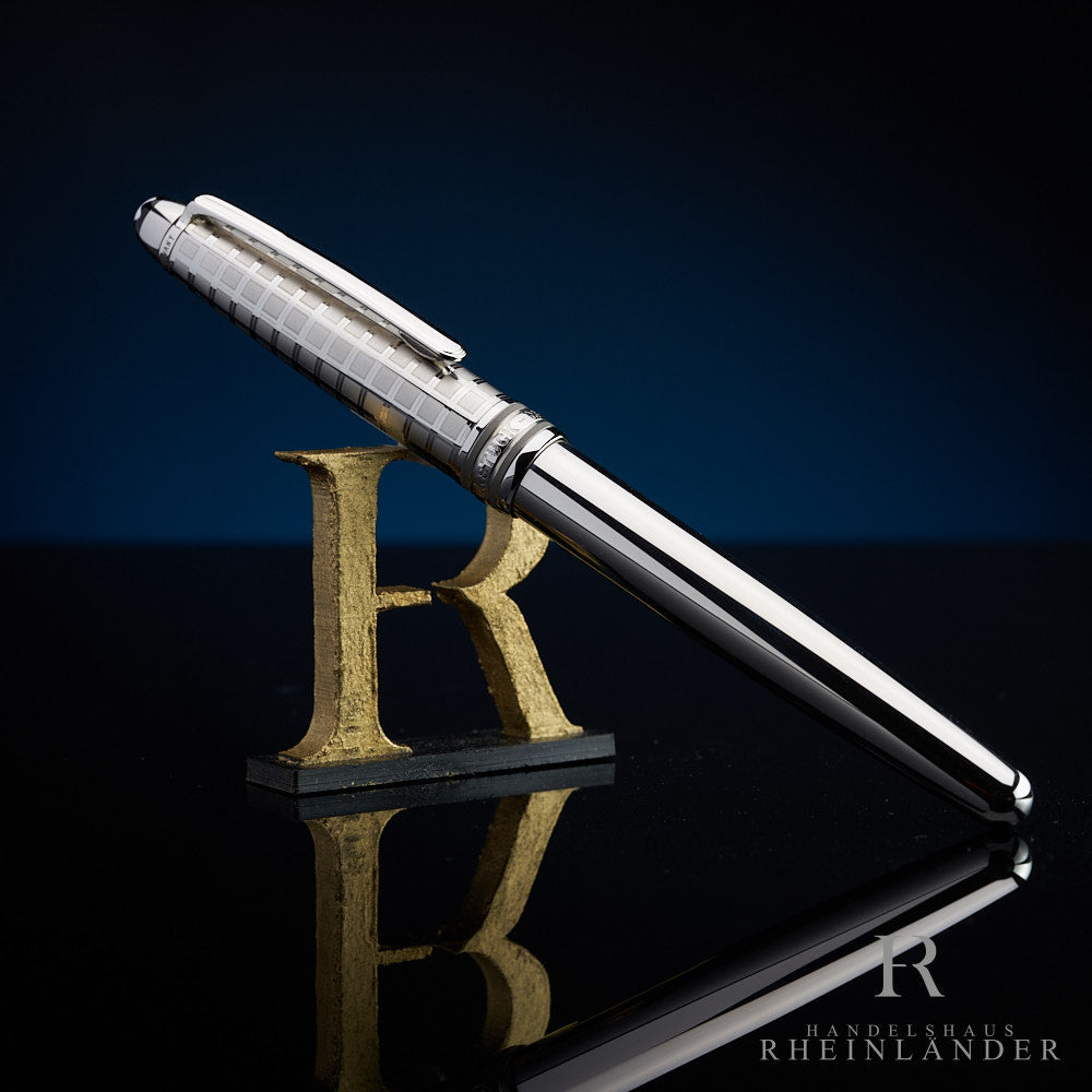 silberner Montblanc Stift vor dunkelblauem Hintergrund