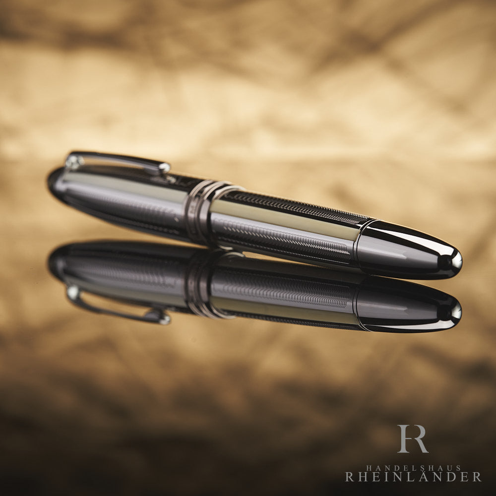 Füller liegt geschlossen auf spiegelndem Untergrund mit Fokus auf das Griffstück