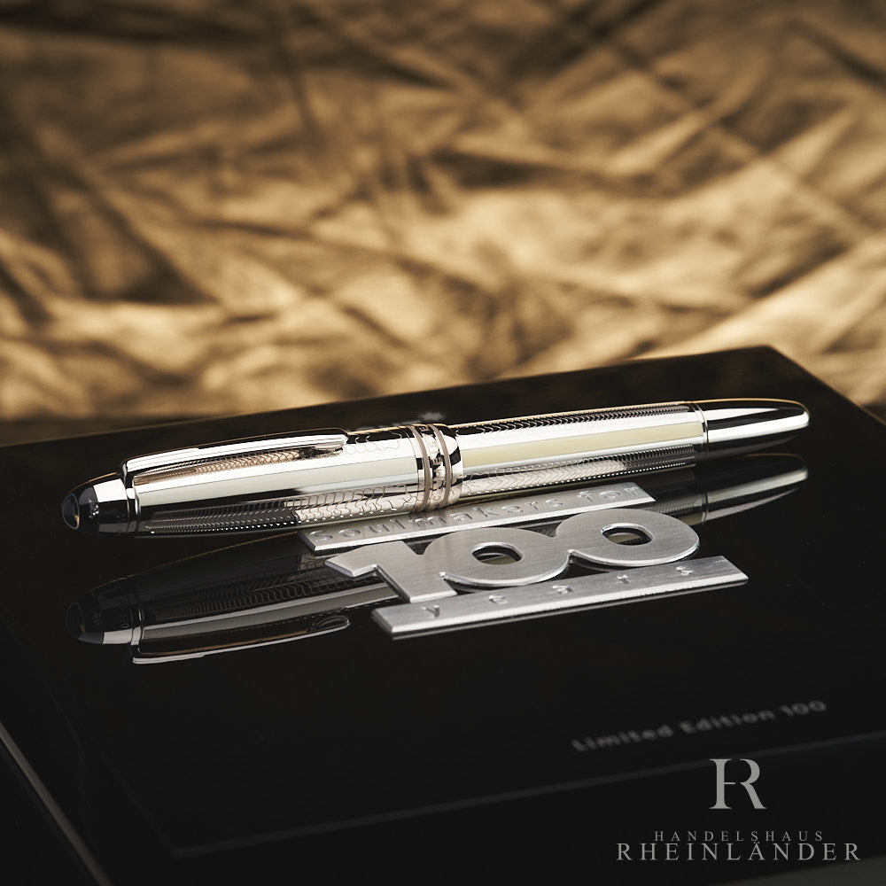 Füller liegt geschlossen horizontal mittig auf seiner 100 Jahre Original Klavierlackbox