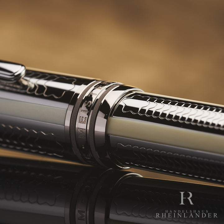 Nahaufnahme des eingravierten Musters und des Meisterstück-Schriftzugs