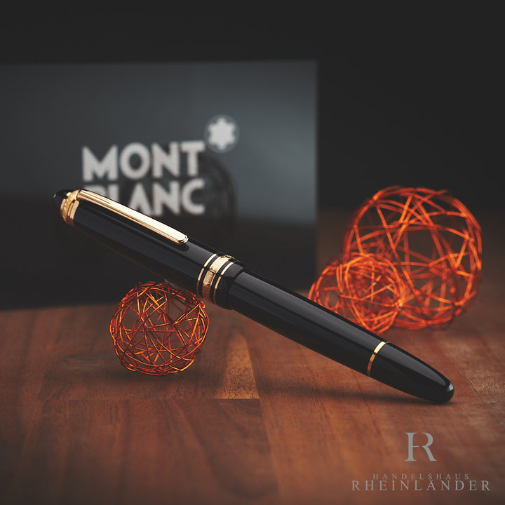 schwarzer Montblanc Füller auf orangem Drahtgeflecht auf Holztisch mit Montblanc Schild im Hintergrund