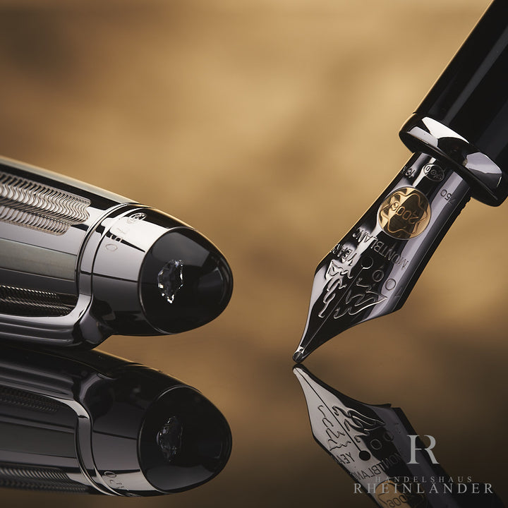 Detailaufnahme von dem Diamanten im Kappenkopf und der Feder des Füllers