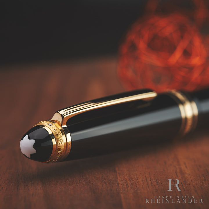 Nahaufnahme der Kappe eines Montblanc Anniversary Füllers mit Diamanten oberhalb des Clips