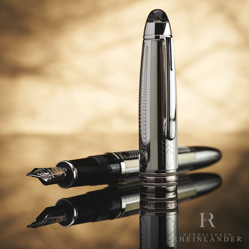Füller liegt geöffnet auf spiegelndem Untergrund, die Kappe aufrecht daneben gestellt