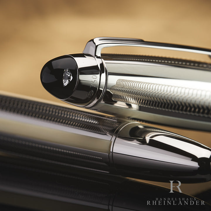 Kappe des Füllers lehnt auf dessen Griffstück, der Fokus liegt auf die Punzierung oberhalb des Cliprings